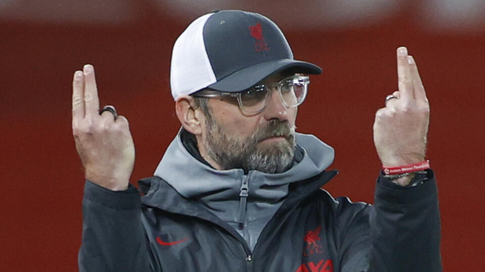 Nemecký tréner Liverpoolu Jürgen Klopp dáva pokyny hráčom