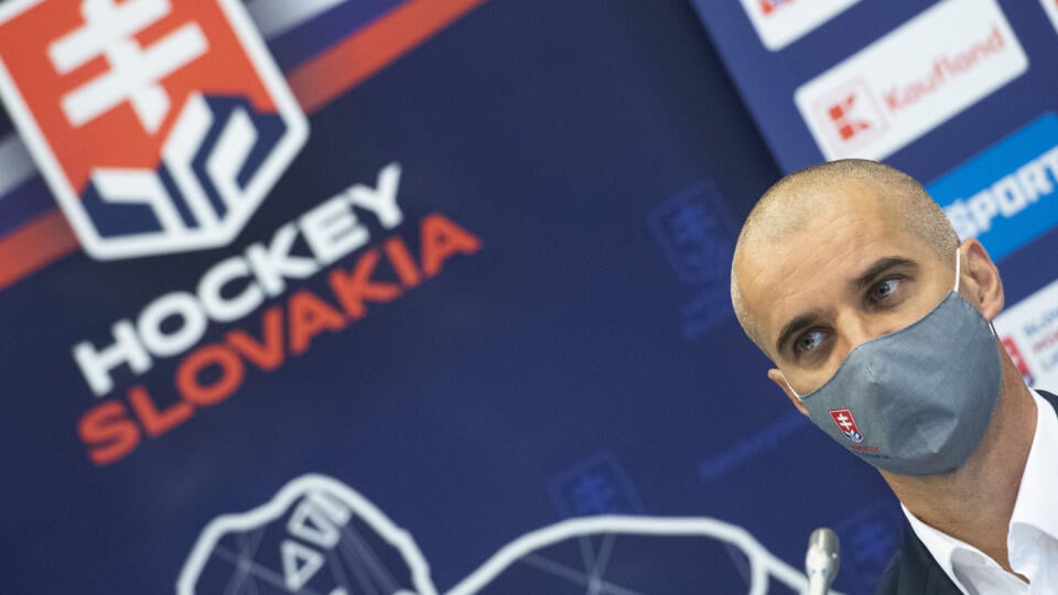 Na snímke tréner hokejovej reprezentácie do 18. rokov Ivan Feneš počas tlačovej konferecie Slovenského zväzu ľadového hokeja (SZĽH) 20. septembra 2021 v Bratislave. FOTO TASR - Martin Baumann