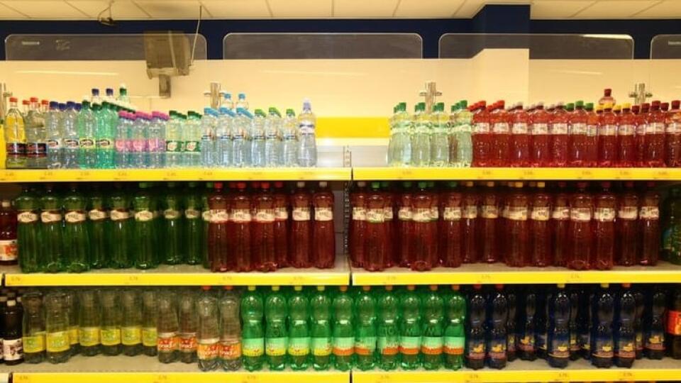 Odborníci radia piť namiesto sladkých limonád čistú vodu.