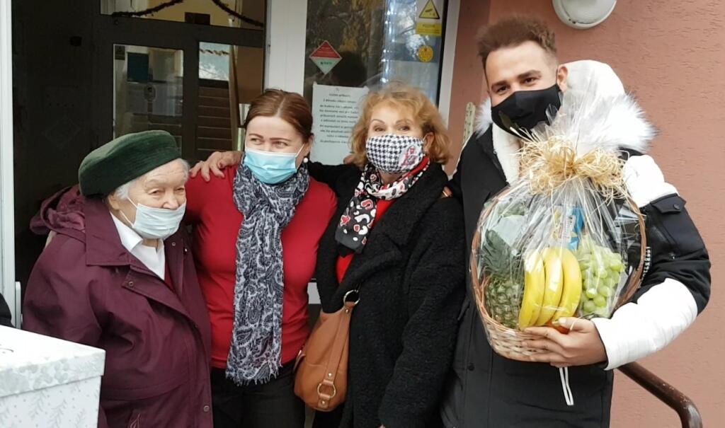 Gizka Oňová v sprievode starostu Podunajských Biskupíc Zoltána Péka a šperkára Tomáša Stríža navštívili v seniorskom centre niekdajšiu učiteľku matematiky Máriu Stiffterovú.