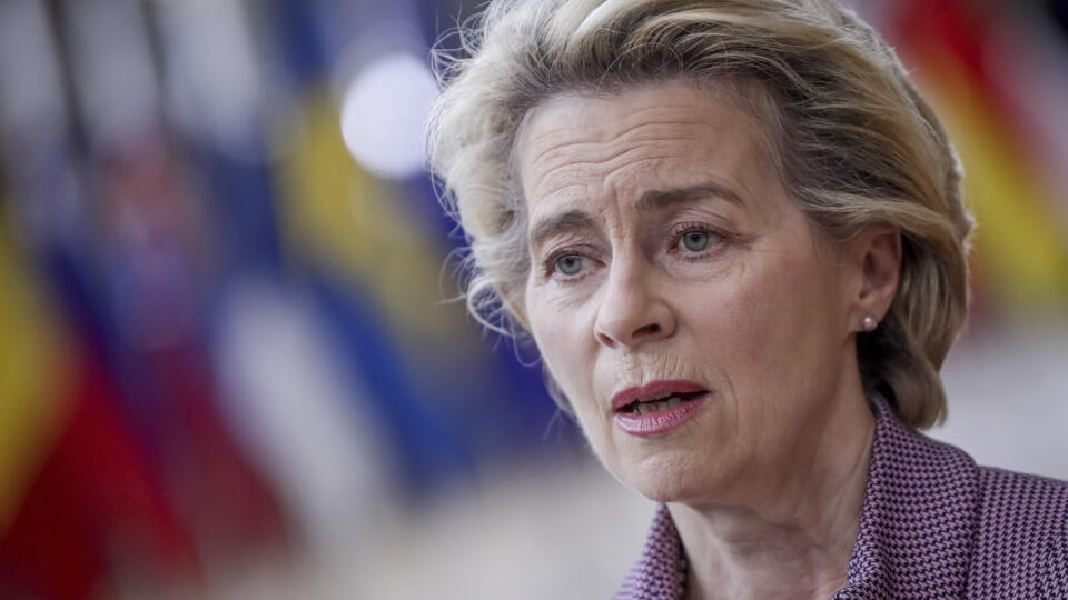 JB 17 Brusel - Predsedníčka Európskej komisie Ursula von der Leyenová hovorí s novinármi počas príchodu na summit EÚ v sídle Európskej rady v Bruseli 15. októbra 2020. Lídri členských štátov Európskej únie, ktorí sa vo štvrtok poobede stretnú v Bruseli na dvojdňovom zasadnutí Európskej rady, sú odhodlaní vyjadriť svoju jednotu a rozhodnosť v otázke budúcich vzťahov so Spojeným kráľovstvom po brexite. Popri otázkach spojených s bojom proti klimatickým zmenám a koronakríze, to bude jedna zo zásadn