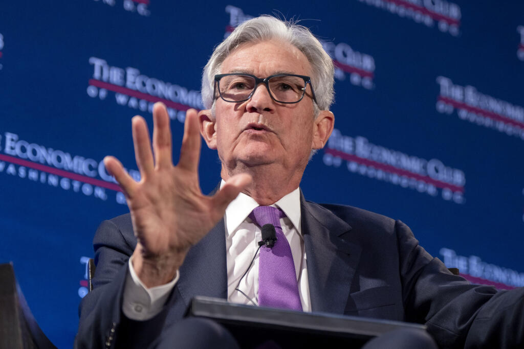 KK41 Washington -  Na snímke šéf Americkej centrálnej banky (Fed) Jerome Powell reční v rámci vystúpenia v Ekonomickom klube (Economic Club) vo Washingtone 10. januára 2019. Správa o nečakane pozitívnom vývoji na pracovnom trhu v USA za január podľa šéfa americkej centrálnej banky Jeroma Powella ukazuje, že bude pravdepodobne trvať ešte nejaký čas, než sa USA podarí dostať súčasnú vysokú infláciu pod kontrolu. FOTO TASR/AP

Federal Reserve Chair Jerome Powell speaks at the Economic Club of Washi
