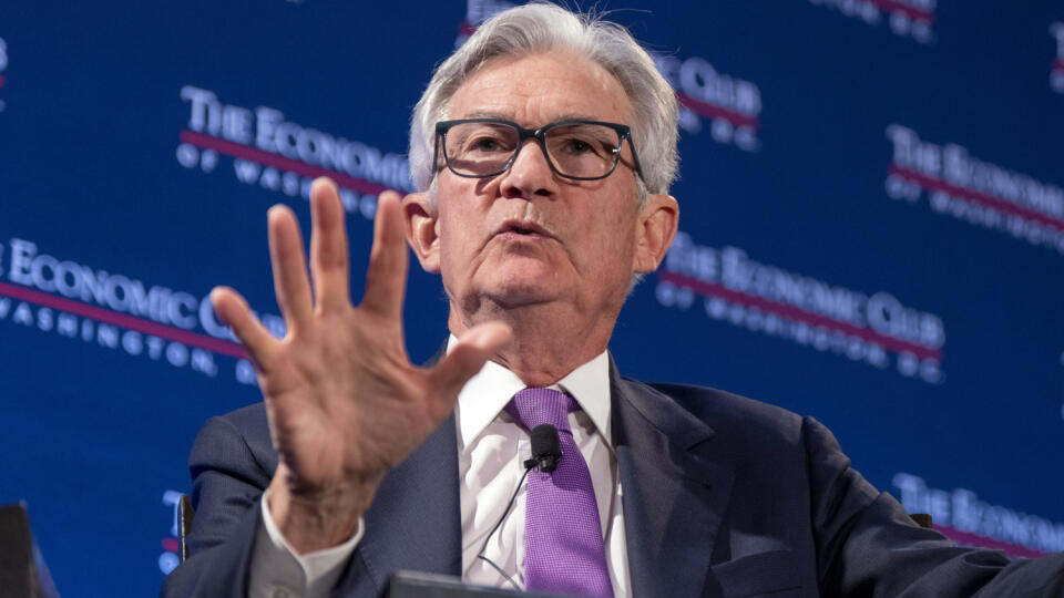 KK41 Washington - Na snímke šéf Americkej centrálnej banky (Fed) Jerome Powell reční v rámci vystúpenia v Ekonomickom klube (Economic Club) vo Washingtone 10. januára 2019. Správa o nečakane pozitívnom vývoji na pracovnom trhu v USA za január podľa šéfa americkej centrálnej banky Jeroma Powella ukazuje, že bude pravdepodobne trvať ešte nejaký čas, než sa USA podarí dostať súčasnú vysokú infláciu pod kontrolu. FOTO TASR/AP
Federal Reserve Chair Jerome Powell speaks at the Economic Club of Washi