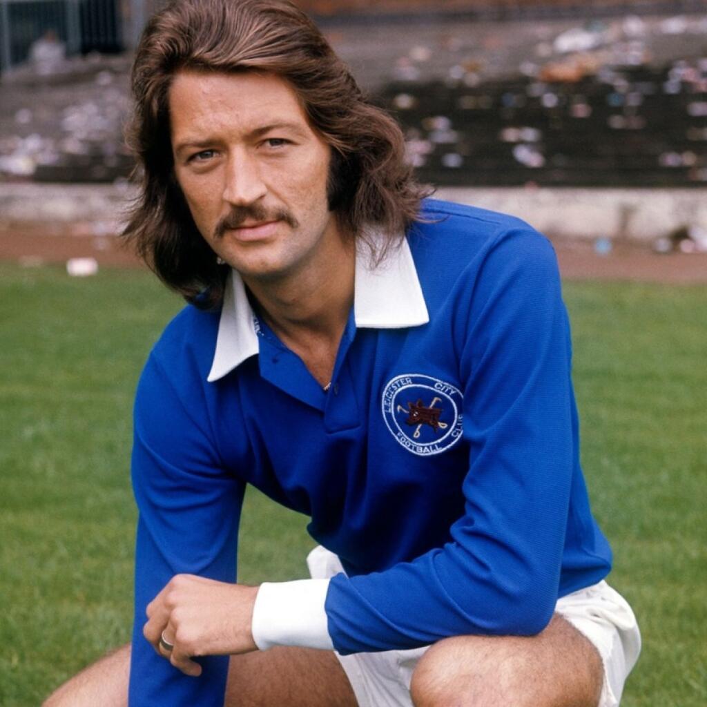 Bývalý anglický futbalový reprezentant Frank Worthington zomrel po krátkej chorobe vo veku 72 rokov. V utorok to oznámila jeho rodina.