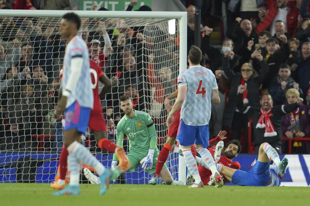 Na snímke druhý sprava egyptský útočník Liverpoolu Mohamed Salah strieľa gól a druhý mužstva v dohrávke 30. kola anglickej Premier League vo futbale FC Liverpool - Manchester United v Liverpoole v utorok 19. apríla 2022. FOTO TASR/AP
Liverpool's Mohamed Salah, second right, scores his side's second goal during the English Premier League soccer match between Liverpool and Manchester United at Anfield stadium in Liverpool, England, Tuesday, April 19, 2022. (AP Photo/Jon Super