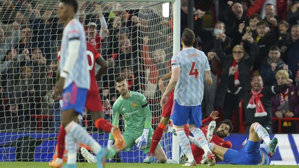 Na snímke druhý sprava egyptský útočník Liverpoolu Mohamed Salah strieľa gól a druhý mužstva v dohrávke 30. kola anglickej Premier League vo futbale FC Liverpool - Manchester United v Liverpoole v utorok 19. apríla 2022. FOTO TASR/AP
Liverpool's Mohamed Salah, second right, scores his side's second goal during the English Premier League soccer match between Liverpool and Manchester United at Anfield stadium in Liverpool, England, Tuesday, April 19, 2022. (AP Photo/Jon Super