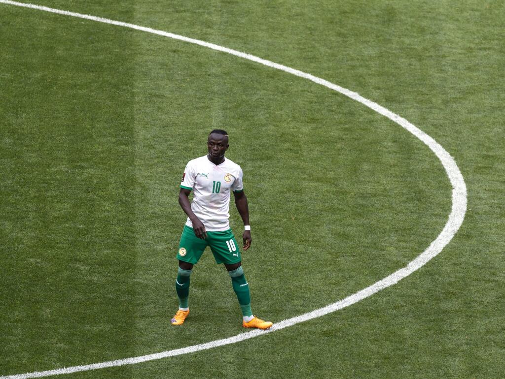 PK 5 Dakar - Futbalista Senegalu Sadio Mane v odvetnom zápase play off africkej zóny kvalifikácie na MS 2022 v Katare vo futbale Senegal - Egypt v Dakare v utorok 29. marca 2022. FOTO TASR/AP
Senegal's Sadio Mane looks on during the World Cup 2022 - Africa playoff soccer match between Senegal and Egypt at at Stade Me Abdoulaye Wade stadium in Dakar, Senegal, Tuesday, March 29, 2022. (AP Photo/Stefan Kleinowitz)