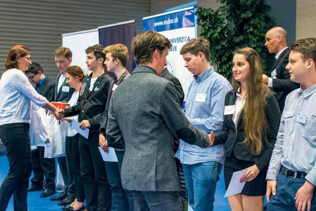 Top stredoškoláci v ekonómii: Chcú Slovensku lepšie rozumieť