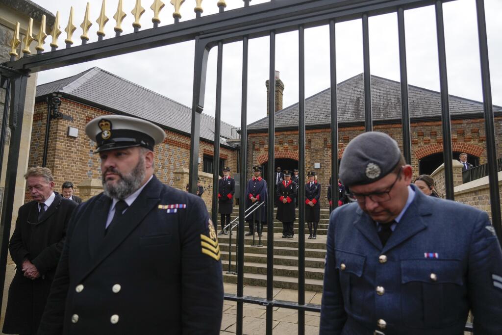 Príslušníci armády stoja počas dvoch minút ticha vo Windsore, ktorými sa skončil štátny pohreb britskej kráľovnej Alžbety II. v pondelok 19. septembra 2022. Štátny pohreb panovníčky sa začal v pondelok o 11.00 h (12.00 SELČ) v londýnskom Westminsterskom opátstve. Kráľovná Alžbeta II. zomrela 8. septembra vo veku 96 rokov vo svojom letnom sídle Balmoral v Škótsku. FOTO TASR/AP