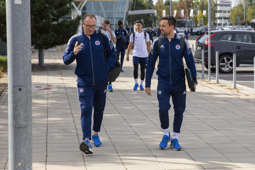 Na letisku však prekvapujúco chýbali dôležití členovia klubu, ktorých by sme pred cestou do Švajčiarska očakávali.
