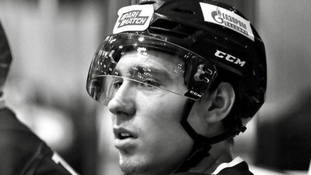 Iba 19-ročný ruský hokejista Timur Fajzutdinov zomrel po tom, čo v piatkovom zápase juniorskej MHL utrpel vážne zranenia hlavy a mozgu po zásahu pukom.