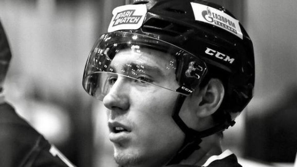 Iba 19-ročný ruský hokejista Timur Fajzutdinov zomrel po tom, čo v piatkovom zápase juniorskej MHL utrpel vážne zranenia hlavy a mozgu po zásahu pukom.