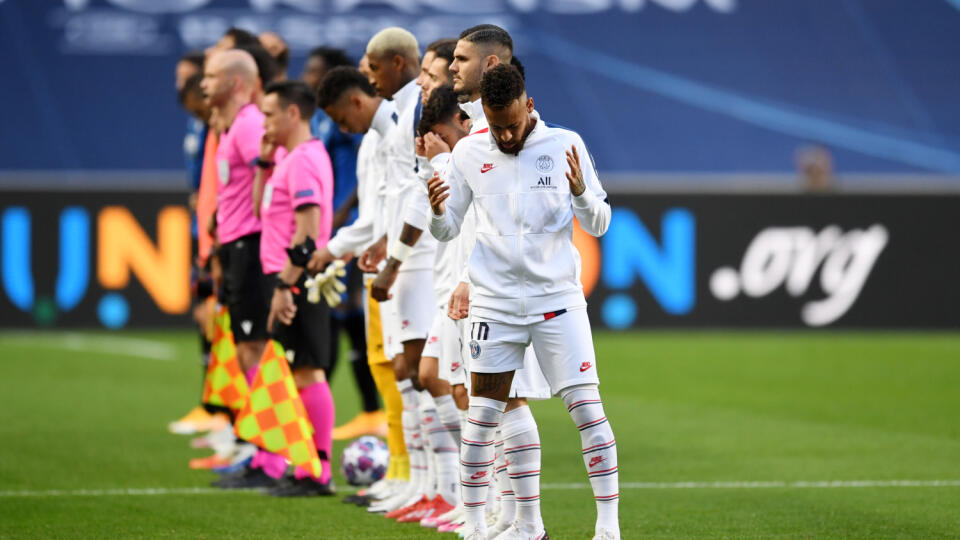 Francúzsky futbalový klub Paríž St. Germain dostal pokutu 30-tisíc eur za neskorý príchod na druhý polčas stredajšieho zápasu štvrťfinále Ligy majstrov 2019/2020 s Atalantou Bergamo. Hráči meškali kvôli trénerovi Thomasovi Tuchelovi, ktorý natiahol svoj motivačný príhovor. Európska futbalová únia (UEFA) ho zároveň napomenula.