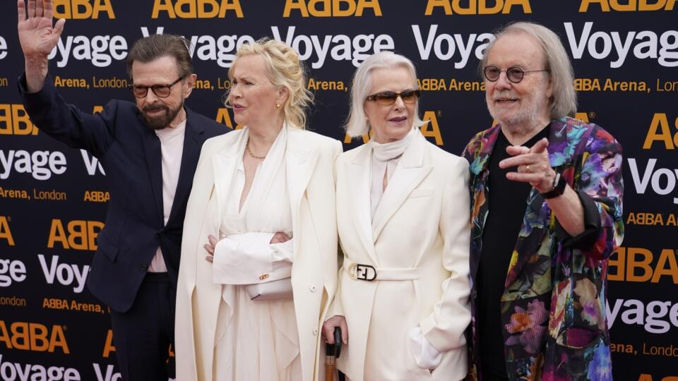 Na snímke členovia skupiny ABBA, zľava Björn Ulvaeus, Agnetha Faltskogová, Anni-Frid Lyngstadová a Benny Andersson prichádzajú na premiéru koncertného programu skupiny ABBA, v ktorom účinkujú digitálne avatary spevákov, 26. mája 2022 v Londýne.