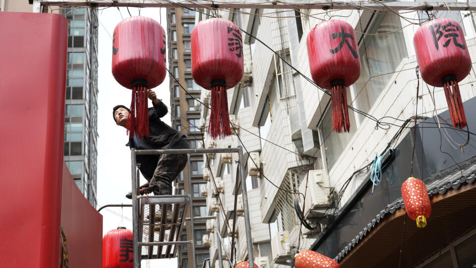 EBE 30 Peking - Na snímke zamestnanec vymieňa červené lampióny pred reštauráciou v Pekingu vo štvrtok 11. mája 2023. FOTO TASR/AP
A worker replaces red lanterns outside a restaurant in Beijing, Thursday, May 11, 2023. (AP Photo/Ng Han Guan)