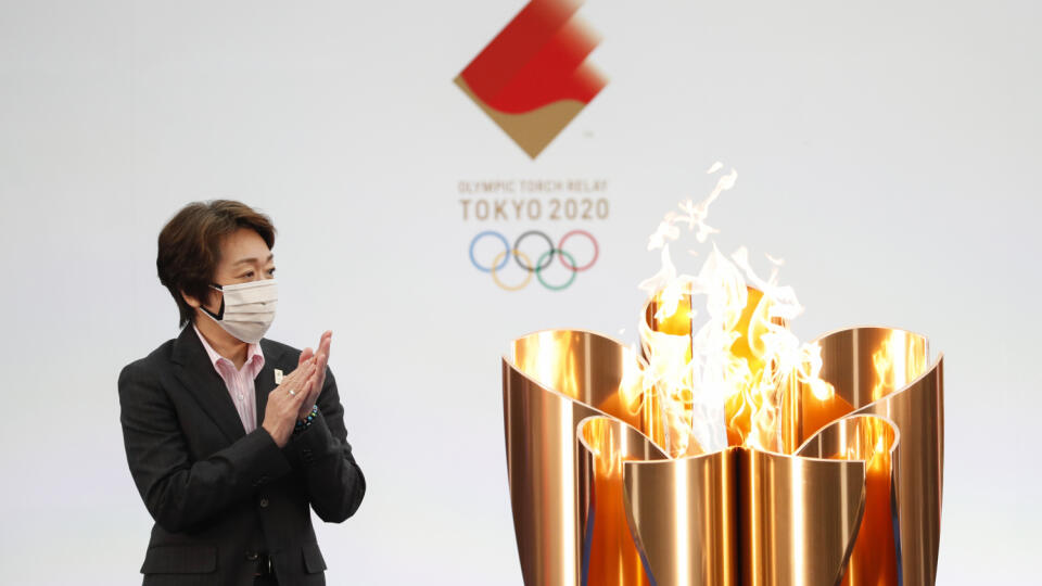 Šéfka organizačného výboru Tokio 2020 Seiko Hašimotová tlieska pri príležitosti  otváracieho ceremoniálu štartu štafety s olympijským ohňom hier v Tokiu po krajine v tréningovom centre futbalového klubu vo Fukušime vo štvrtok 25. marca 2021.