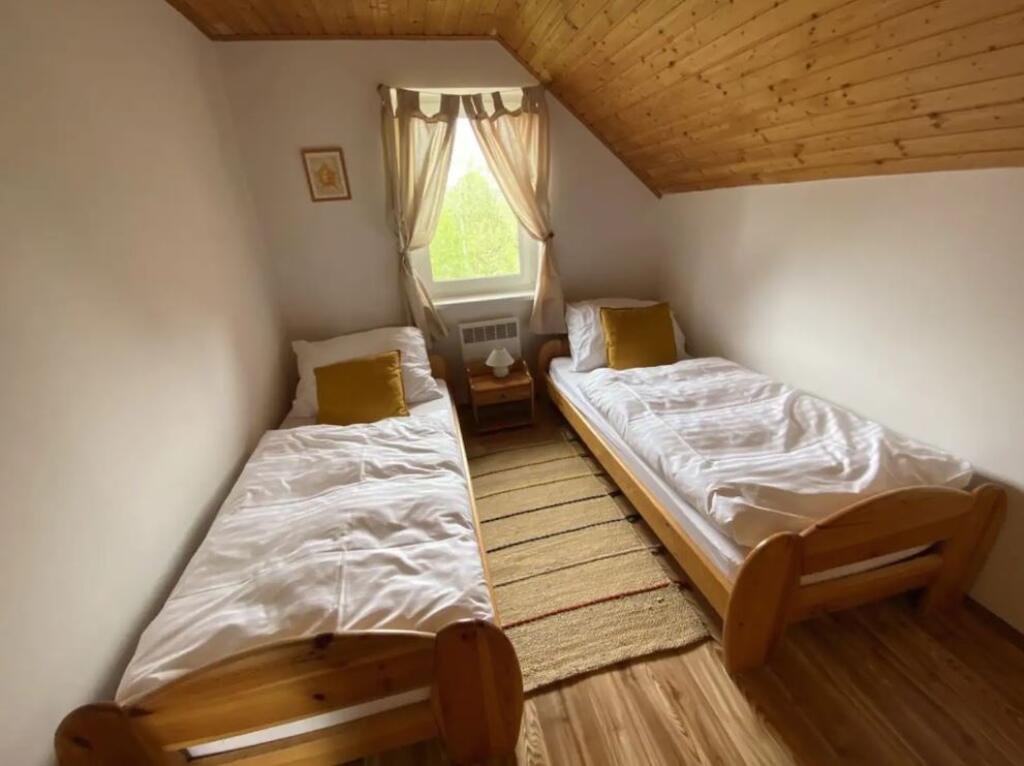 Okrem manželských sa dá vyspať aj na klasických posteliach.
