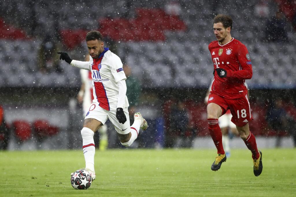 KK42 Atény - Futbalista Neymar (vľavo) Paríža Saint Germain a Leon Goretzka z Bayernu Mníchov v prvom zápase štvrťfinále Ligy majstrov Bayern Mníchov - Paríž St. Germain 7. apríla 2021 v Aténach. FOTO TASR/AP
PSG's Neymar, left, prepares to take a shot as Bayern's Leon Goretzka runs behind him during the Champions League quarterfinal soccer match between Bayern Munich and Paris Saint Germain in Munich, Germany, Wednesday, April 7, 2021. (AP Photo/Matthias Schrader)