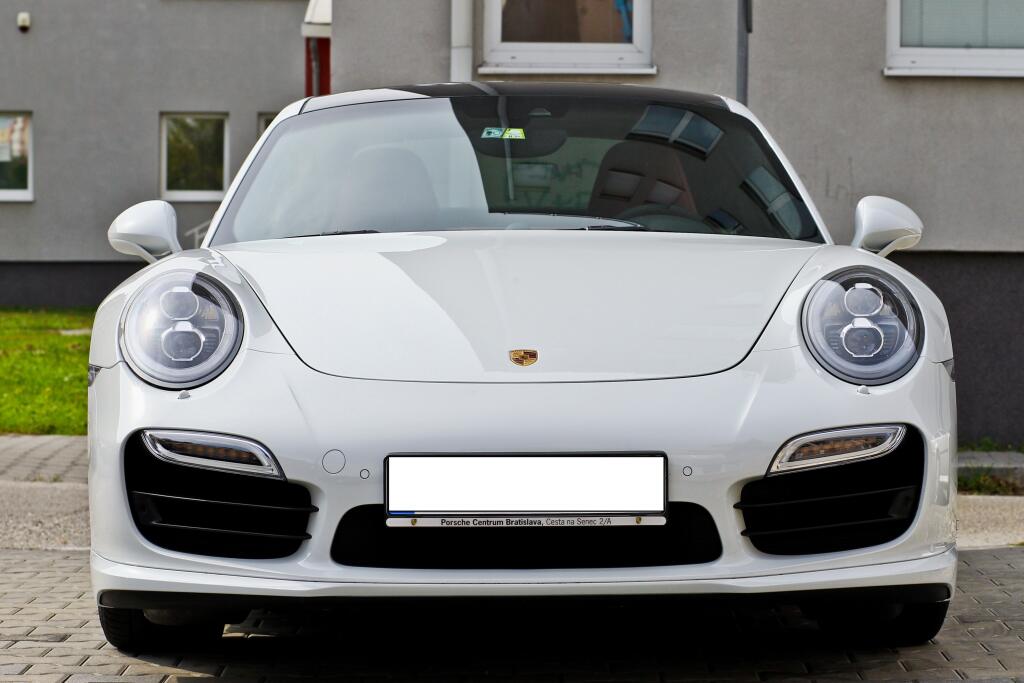 Už v minulosti Cibulková ukázala, že si dopraje a na autách nešetrí. Vozila sa v luxusnom bielom Porsche.