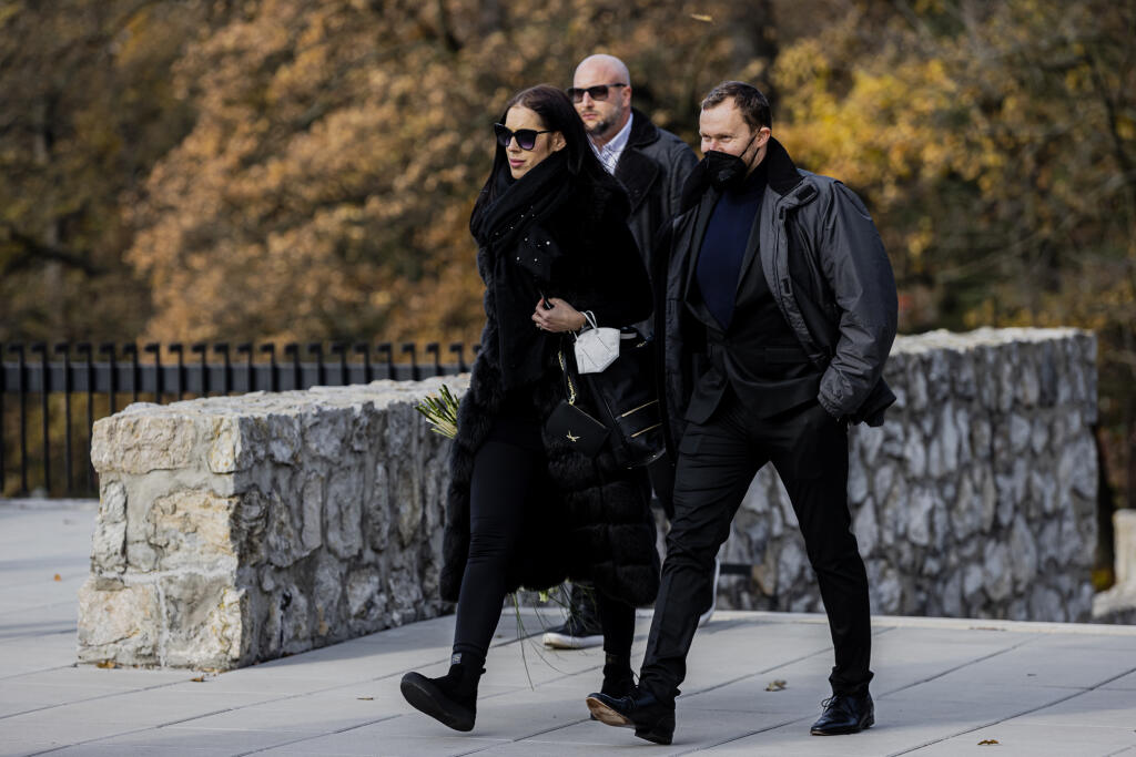 Smútoční hostia prichádzajú na poslednú rozlúčku s tragicky zosnulým Dušanom Pašekom mladším. Pašeka ml. našli obeseného na bratislavskej Kolibe 5. novembra 2021.