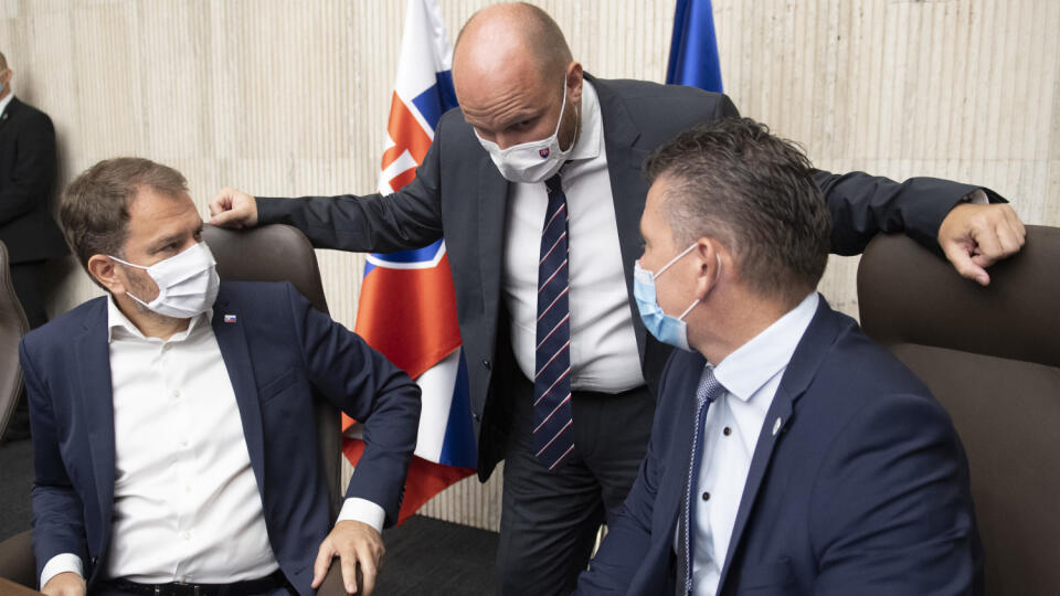 Na snímke zľava predseda vlády SR Igor Matovič, minister obrany SR Jaroslav Naď a minister vnútra SR Roman Mikulec (všetci OĽaNO) počas 37. rokovania vlády SR v Bratislave 16. septembra 2020. FOTO TASR - Jaroslav Novák