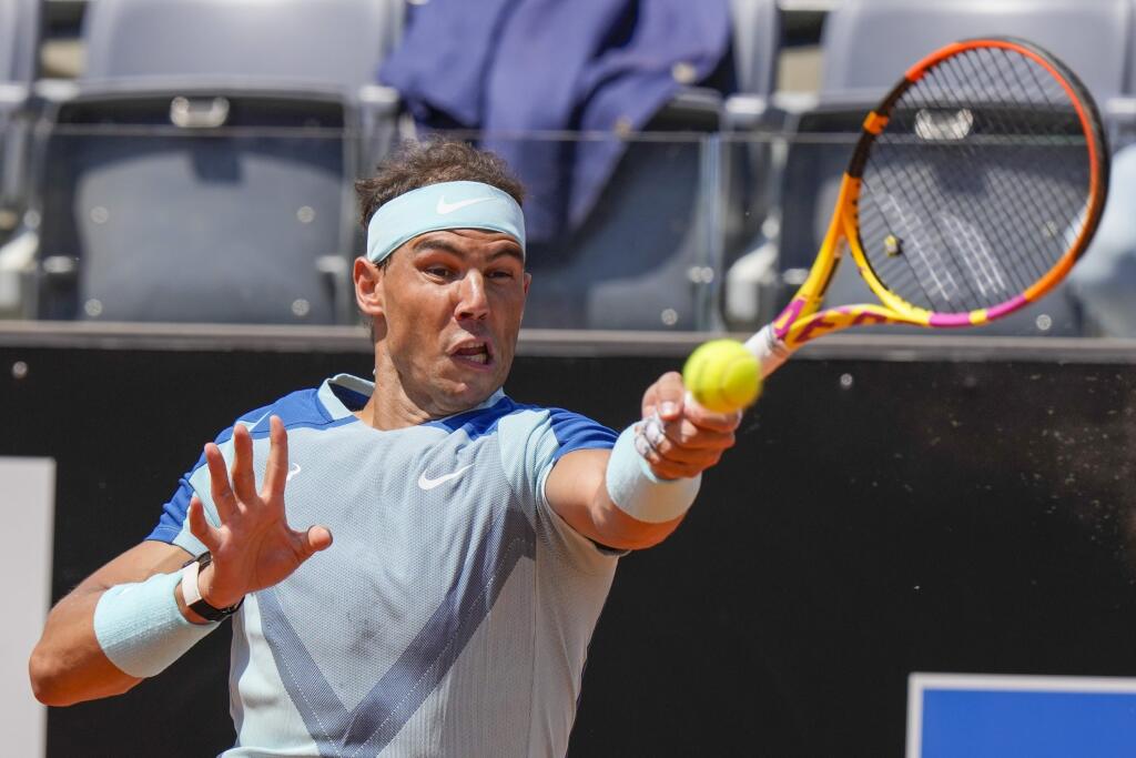 PK 3 Rím - Španielsky tenista Rafael Nadal odvracia úder Američana Johna Isnera počas zápasu 2. kola mužskej dvojhry na antukovom turnaji ATP Masters 1000 v Ríme v stredu 11. mája 2022. FOTO TASR/AP
Rafael Nadal returns the ball to John Isner during their match at the Italian Open tennis tournament, in Rome, Wednesday, May 11, 2022. (AP Photo/Andrew Medichini)