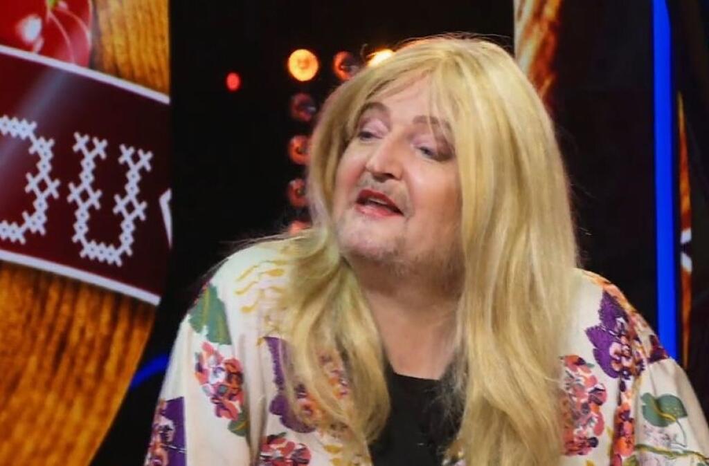 Sklár mal od reálnej moderátorky až príliš ďaleko.Peter Sklár ako Adela.
