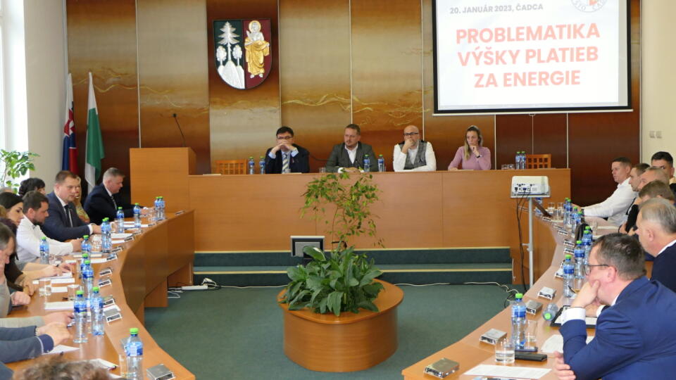 Na snímke stretnutie primátorov a obcí Kysúc počas rokovania členov ZMOK k energetike - niekoľkonásobne vyššie zálohové platby na pôde Mestského úradu v Čadci dňa 20. januára 2023. FOTO TASR - Erika Ďurčová