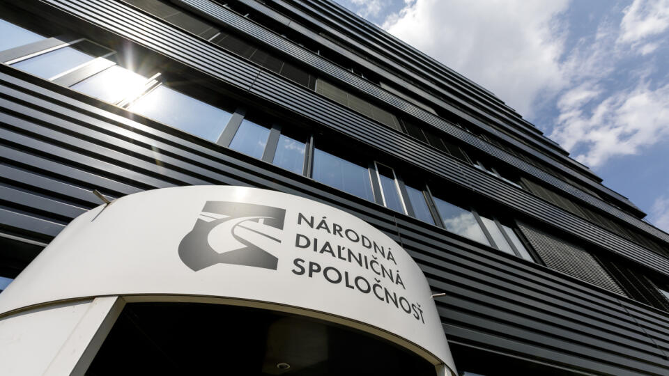 Na snímke nápis nad vchodom do Národnej diaľničnej spoločnosti (NDS) počas kontrolného dňa predsedu vlády SR Ľudovíta Ódora v NDS 16. augusta 2023 v Bratislave. FOTO TASR – Dano Veselský
