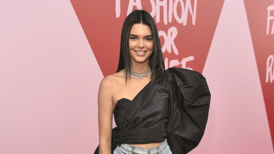 Kendall Jenner: Modelka ukázala, že elegancia ladí aj s denimom.