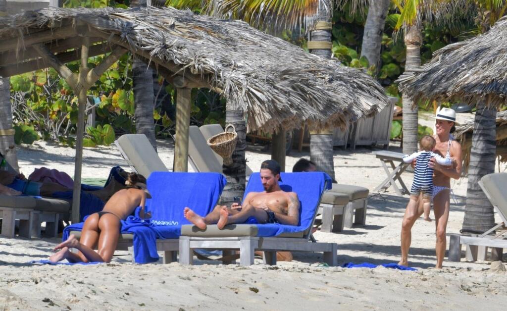 Izabela Goulartová a brankár Trapp si užívajú ďalšiu dovolenku. Aj plavky išli dole.