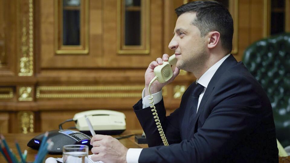 KK31 Kyjev - Na snímke ukrajinský prezident Volodymyr Zelenskyj telefonuje s kanadským premiérom Justinom Trudeauom zo svojej pracovne 11. januára 2022 v Kyjeve. FOTO TASR/AP
In this photo provided by the Ukrainian Presidential Press Office, Ukrainian President Volodymyr Zelenskyy speaks with Canadian Prime Minister Justin Trudeau over the telephone in his office in Kyiv, Ukraine, Tuesday, Jan. 11, 2022. (Ukrainian Presidential Press Office via AP)