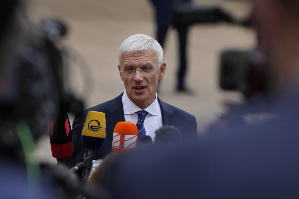 WA 32 archív Praha - Na archívnej snímke zo 6. októbra 2022 lotyšský premiér Arturs Krišjánis Kariňš odpovedá na otázky novinárov počas príchodu na  summit Európskeho politického spoločenstva (EPC) v Prahe. Kariňš vyzval lídrov členských krajín EÚ, aby prestali Rusom vydávať turistické víza. Vyjadril sa tak v pondelkovom (10. októbra 2022) rozhovore pre britský denník The Guardian, čím opätovne rozprúdil debatu o ďalšom sprísnení sankcií voči režimu ruského prezidenta Vladimira Putina. FOTO TASR