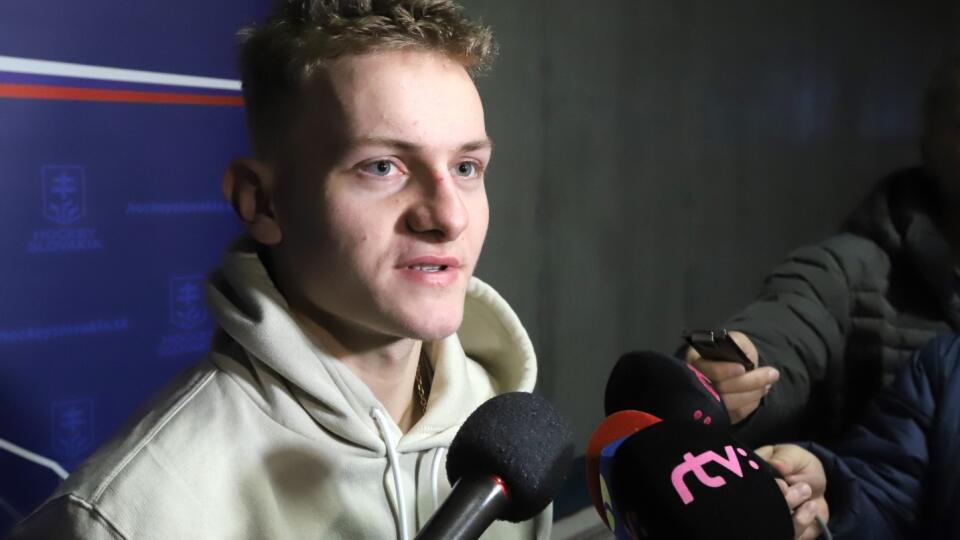 Vo Zvolene odštartovala príprava slovenskej hokejovej reprezentácie do 20 rokov na tohtoročné majstrovstvá sveta v Kanade. Hráči počas trojdňového kempu absolvujú štyri tréningové jednotky. Na snímke útočník Adam Sýkora (HK Nitra) počas brífingu v Ice Arene vo Zvolene 12. decembra 2022. FOTO TASR - Ján Krošlák