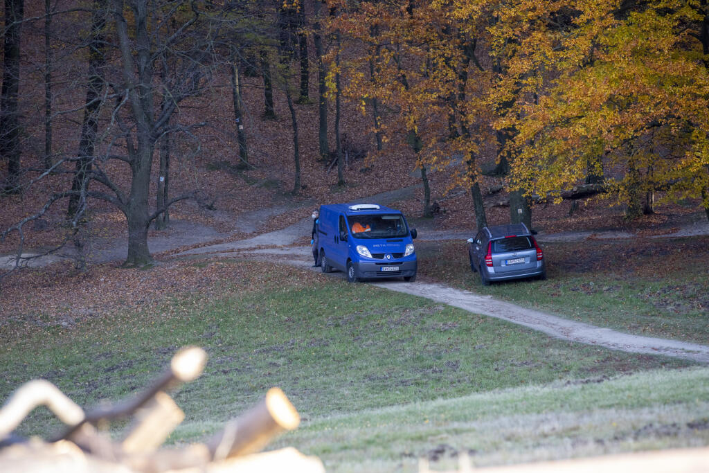 Na snímke hasiči a policajti vynášajú telo tragicky zosnulého hokejistu Dušana Pašek.