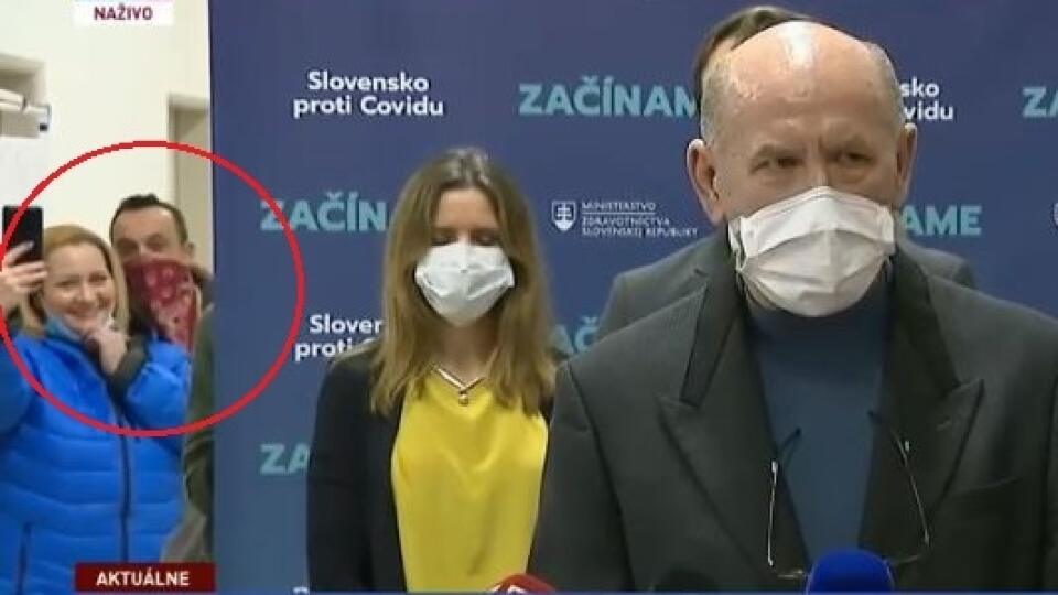 Žena bola na tlačovej konferencii bez ochranného rúška na tvári.