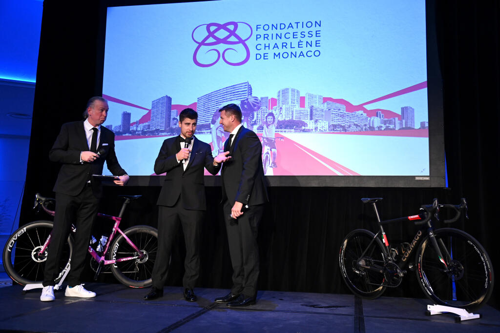 Aj Peter Sagan sa poriadne nahodil. V čiernom obleku s motýlikom rovnakej farby pripomínal agenta 007 Jamesa Bonda.