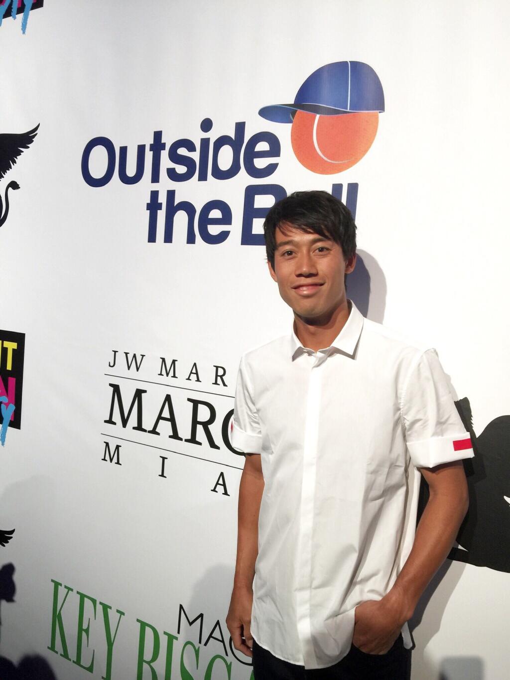 Kei Nishikori si užíval pozornosť fanúšikov a aj maskota večera.