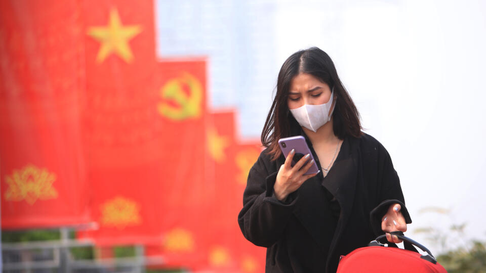 JB 8 Hanoj - Žena s ochranným rúškom na zabránenie šíreniu nového koronavírusu si prezerá svoj telefón na ulici v Hanoji 28. januára 2021. Vietnam zaznamenal viac ako 80 nových prípadov koranavírusu z miestneho prenosu po vyše takmer dvoch mesiacoch. FOTO TASR/AP
A woman wearing face mask looks at her phone in Hanoi, Vietnam, Thursday Jan. 28, 2021. Vietnam has reported more than 80 new cases of local transmission after nearly two months. (Hoang Thong Nhat/VNA via AP)