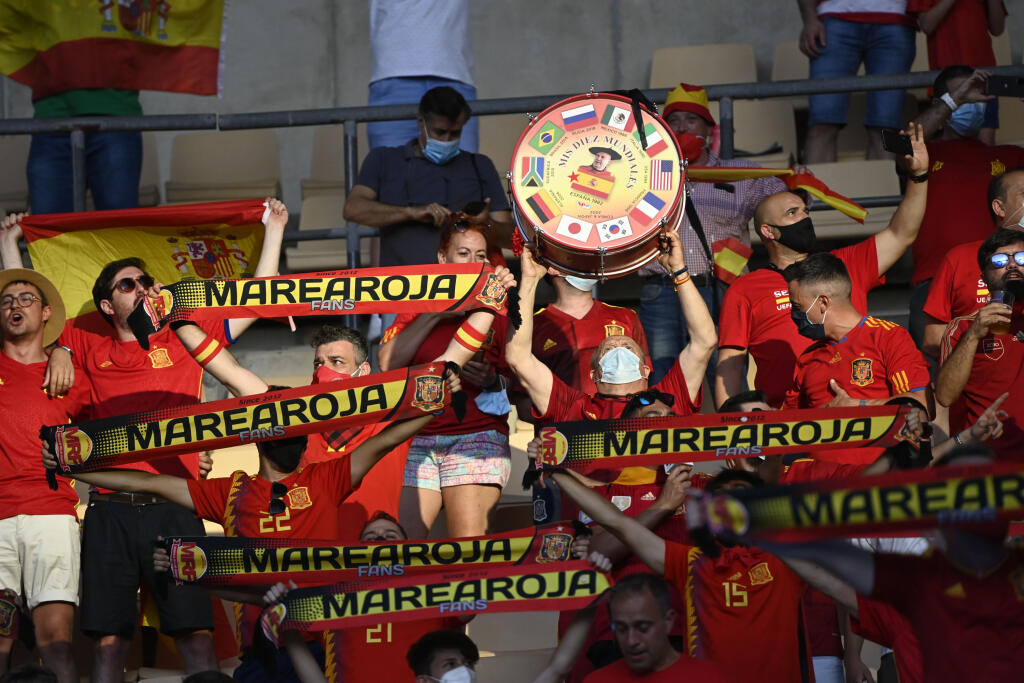 EBE 40 Sevilla - Na snímke fanúšikovia Španielska na tribúne pred zápasom E-skupiny na majstrovstvách Európy vo futbale Španielsko - Švédsko v španielskej Seville 14. júna 2021. FOTO TASR/AP
Spain supporters hold scarves prior to the start of the Euro 2020 soccer championship group E match between Spain and Sweden at La Cartuja stadium in Seville, Monday, June 14, 2021. (AP Photo/Pierre Philippe Marcou, Pool)