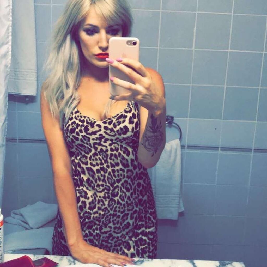 ...„Zahmlene si pamätám, že som požiadala taxikára, aby nás neodviezol domov k tomu chlapovi, ale mňa na moju adresu. V jednom momente sme boli blízko môjho bydliska a ja som kričala? ´Tam, musíte sa tam vrátiť!´. Sexuálny predátor však taxikára presvedčil, že som jeho priateľka a som opitá, tak aby nás odviezol k jeho domu.“