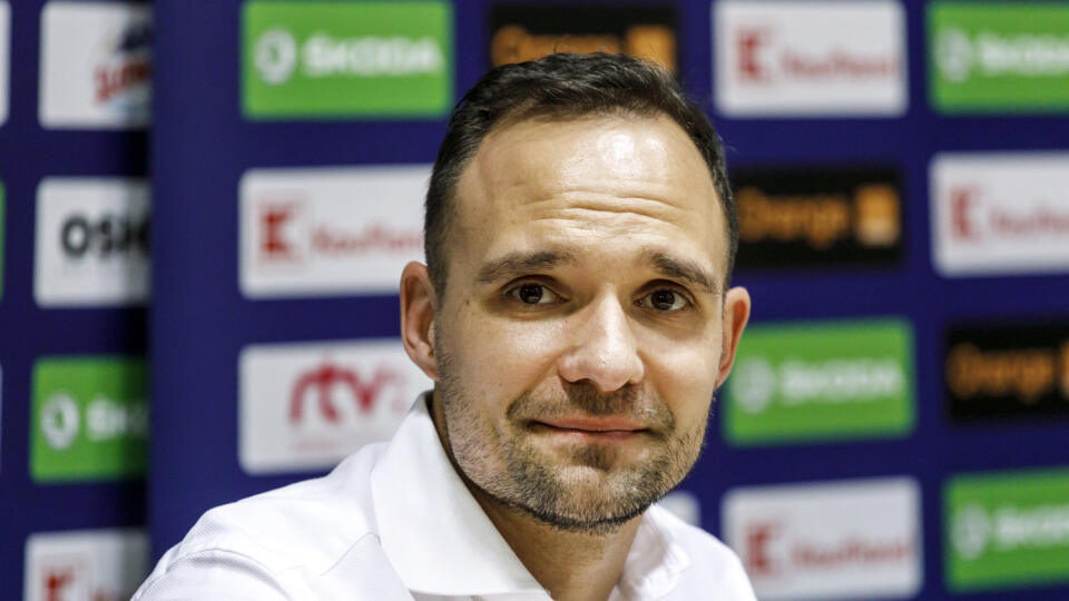 Na snímke bývalý kapitán slovenskej hokejovej reprezentácie Andrej Sekera počas tlačovej konferencie pred zápasom Vianočného Kaufland Cupu Slovensko – Lotyšsko v Bratislave 17. decembra 2022. Andrejovi Sekerovi bol venovaný začiatok duelu. Slovenský zväz ľadového hokeja (SZĽH) sa v rámci slávnostného ceremoniálu poďakuje niekdajšiemu kapitánovi za jeho služby pre národný tím - symbolicky práve pred stretnutím s Lotyšskom, proti ktorému odštartoval v drese Slovenska svoju jedenásťročnú reprezenta