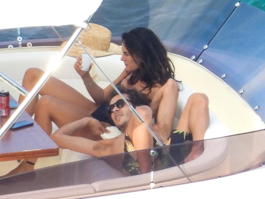 Francesca a Valentino majú s paparazzi fotografmi počas dovoleniek bohaté skúsenosti. Taliansku modelku dokonca nafotili hore bez a celý svet sa mohol kochať jej odhalenými prsami.