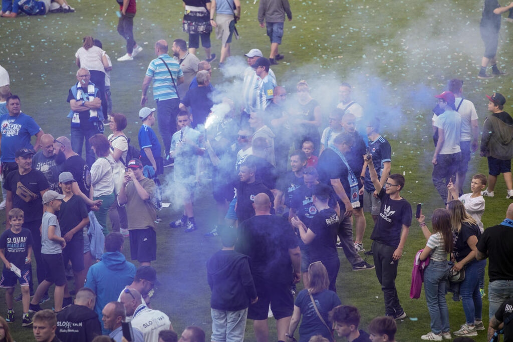 Na snímke futbalisti Slovana Bratislava , ktorý oslavujú zisk 4. titulu Fortuna ligy za sebou.