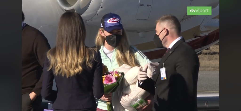 Na letisku privítal Shiffrinovú riaditeľ letiska Poprad - Tatry Peter Dujava, ktorýs ňou prehodil pár slov a odovzdal kvety.