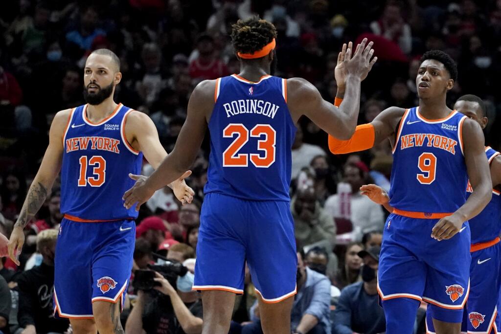 JB 19 Chicago - Hráč New Yorku Knicks RJ Barrett(vpravo) oslavuje so spoluhráčmi Mitchellom Robinsonom a Evanom Fournierom kôš proti Chicagu Bulls v basketbalovom zápase zámorskej NBA v Chicagu 28. októbra 2021. FOTO TASR/AP
New York Knicks guard RJ Barrett, right, celebrates with center Mitchell Robinson and guard Evan Fournier after scoring a basket during the second half of an NBA basketball game against the Chicago Bulls, Thursday, Oct. 28, 2021, in Chicago. (AP Photo/Nam Y. Huh)