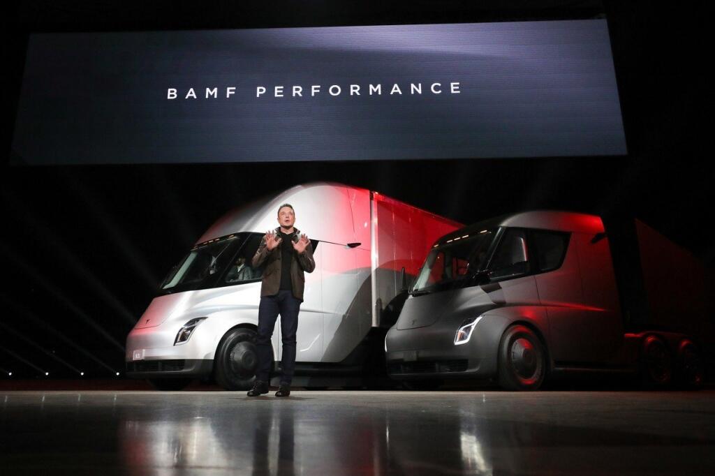 Elon Musk predstavil nový elektrický kamión Tesla a popri ňom aj roadster