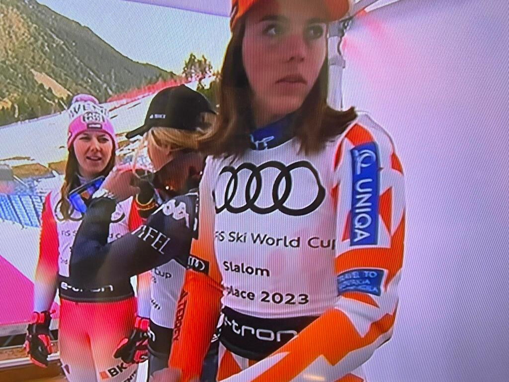 Čakanie na záverečný slalomový ceremoniál. Po ňom si Vlhová užívala na najvyššom stupni.