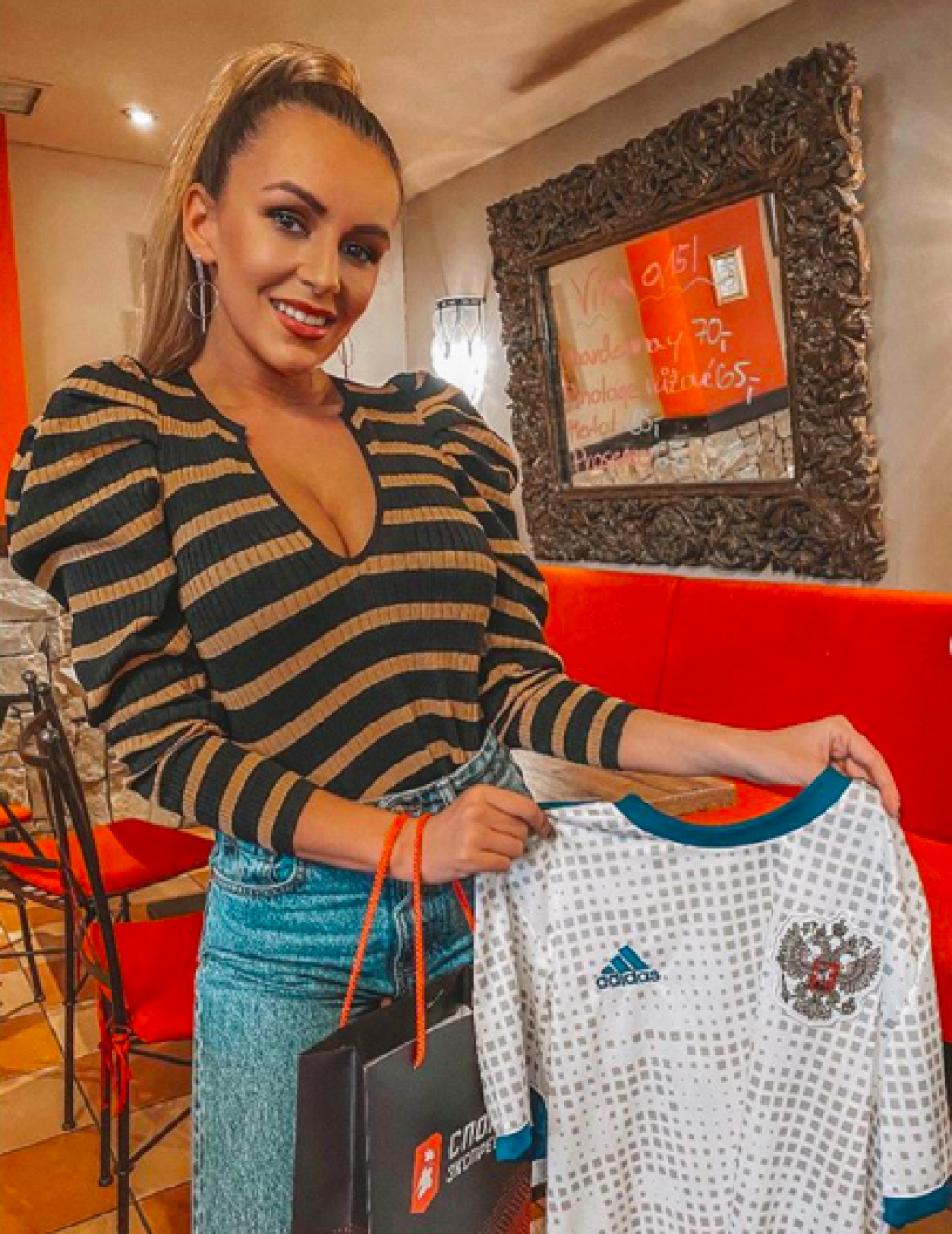 Sexi vlogerka Šarka Peková jazdí na prestížne zápasy po celej Európe, z ktorých prináša originálne reportáže.