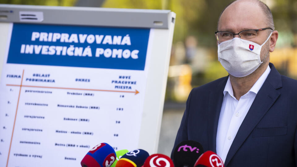 Na snímke podpredseda vlády pre ekonomiku a minister hospodárstva SR Richard Sulík (SaS) počas tlačovej konferencie na tému Postup pri poskytovaní investičnej pomoci firmám 16. apríla 2020 v Bratislave. FOTO TASR – Jakub Kotian